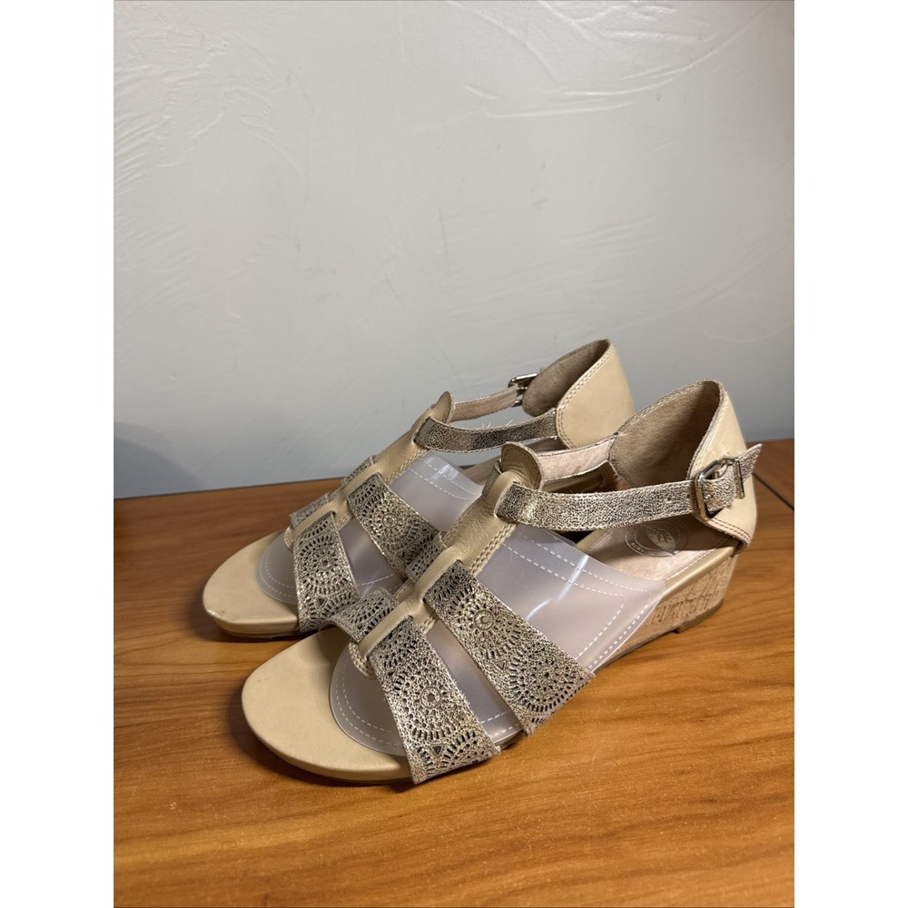 NWOT Nurture Women Silver Leather Cutout Detail Medallion Strappy Sandal Wedge 9